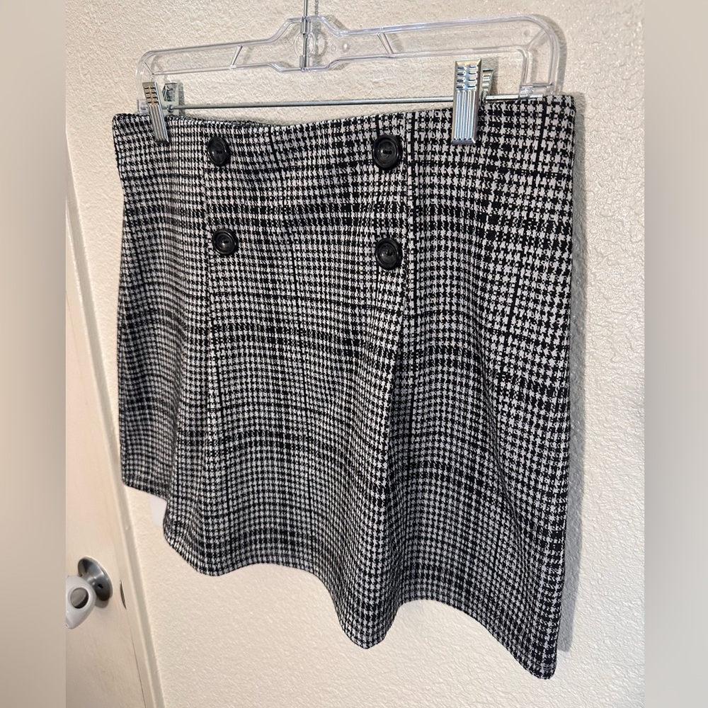 Black & White Houndstooth Button-Front Mini Skirt. Size XL.